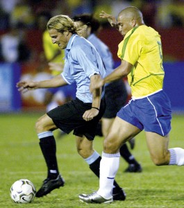 URUGUAYAN FORLAN BATTLES BRAZILIAN RONALDO IN WORLD CUP QUALIFIER