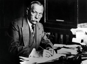 SIR ARTHUR CONAN DOYLE A SON BUREAU EN 1923